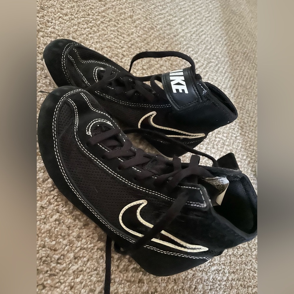 NIKE youth wrestling shoes